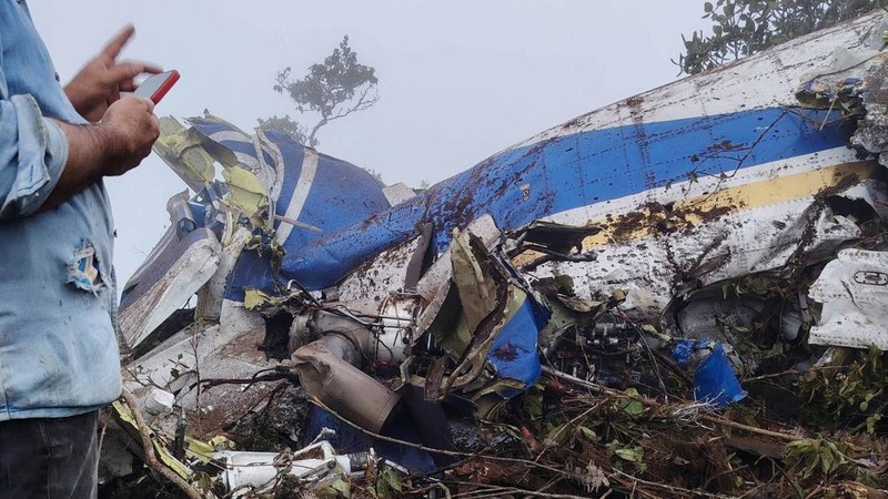 Orang-orang berdiri di dekat reruntuhan kecelakaan pesawat di Playa de Belen, Santander Utara, Kolombia, 28 Januari 2026, dalam foto yang diperoleh dari media sosial ini. (Notiplaya/via REUTERS)