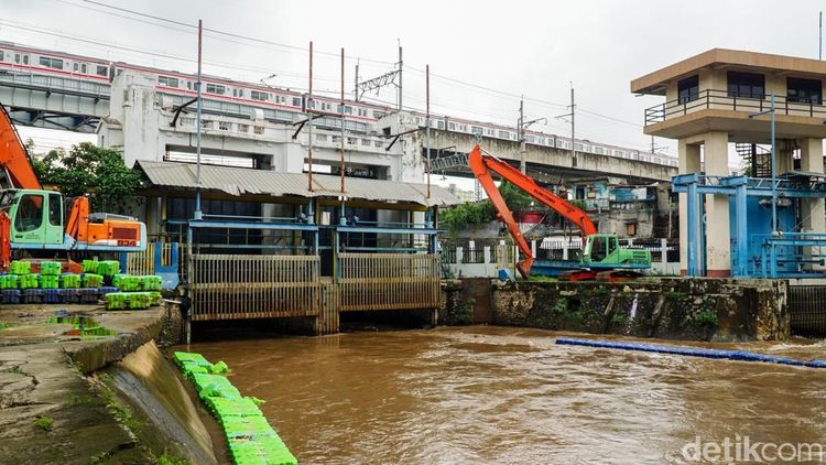 Siaga 3! Debit Air Manggarai Naik, Warga Bantaran Ciliwung Harap Waspada