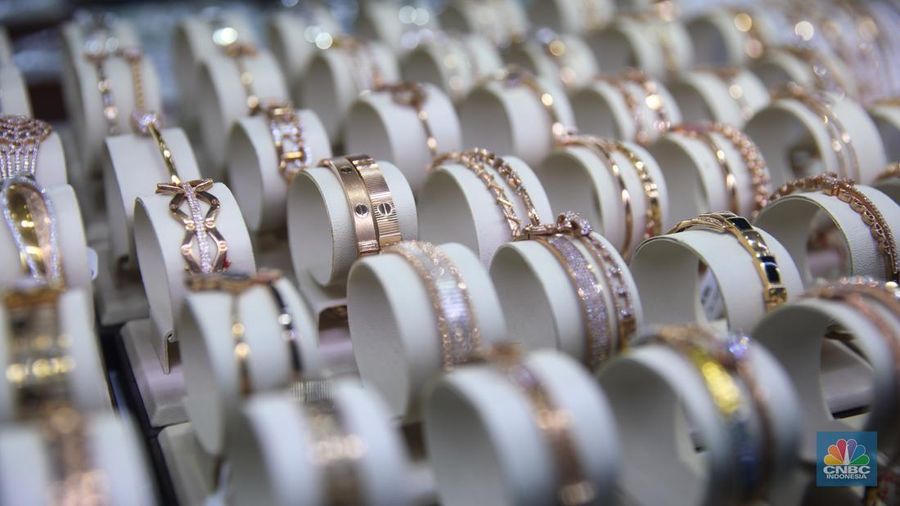 Suasana aktivitas jual beli emas dan perhiasan di Cikini Gold Center, Jakarta, Kamis (29/1/2026). (CNBC Indonesia/Faisal Rahman)