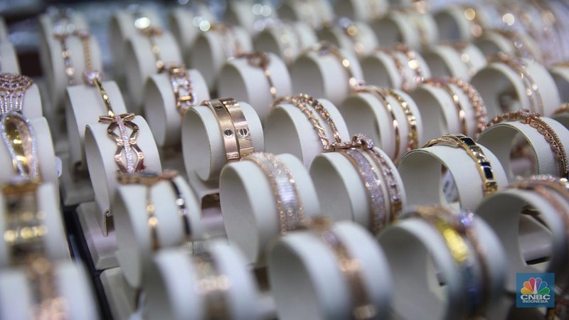 Suasana aktivitas jual beli emas dan perhiasan di Cikini Gold Center, Jakarta, Kamis (29/1/2026). (CNBC Indonesia/Faisal Rahman)