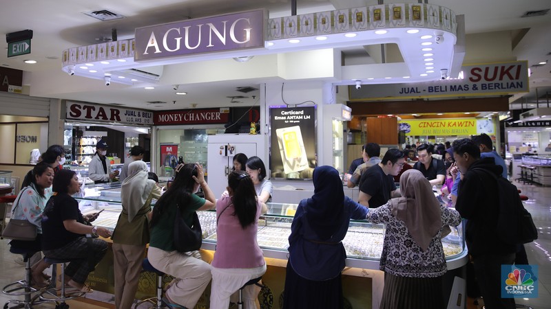 Suasana aktivitas jual beli emas dan perhiasan di Cikini Gold Center, Jakarta, Kamis (29/1/2026). (CNBC Indonesia/Faisal Rahman)
