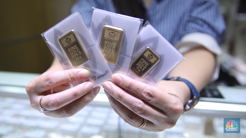 Suasana aktivitas jual beli emas dan perhiasan di Cikini Gold Center, Jakarta, Kamis (29/1/2026). (CNBC Indonesia/Faisal Rahman)