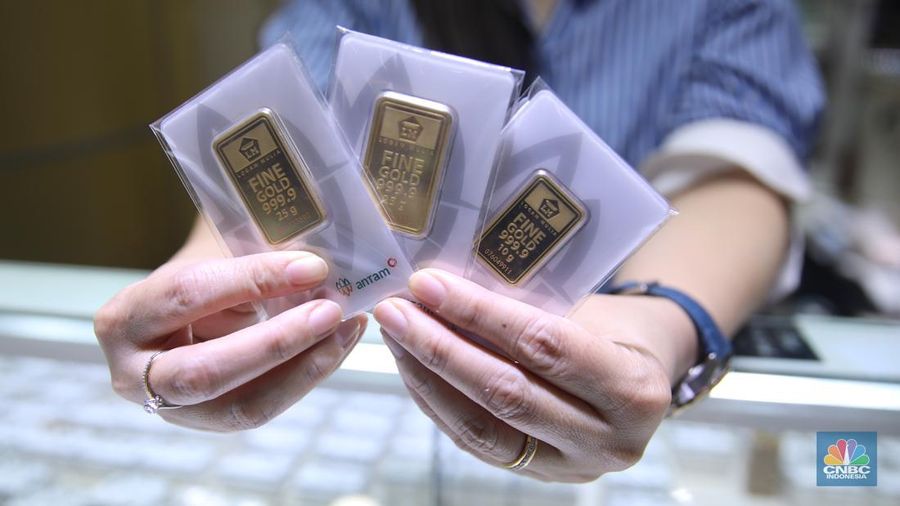 Suasana aktivitas jual beli emas dan perhiasan di Cikini Gold Center, Jakarta, Kamis (29/1/2026). (CNBC Indonesia/Faisal Rahman)