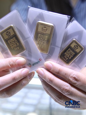 Suasana aktivitas jual beli emas dan perhiasan di Cikini Gold Center, Jakarta, Kamis (29/1/2026). (CNBC Indonesia/Faisal Rahman)