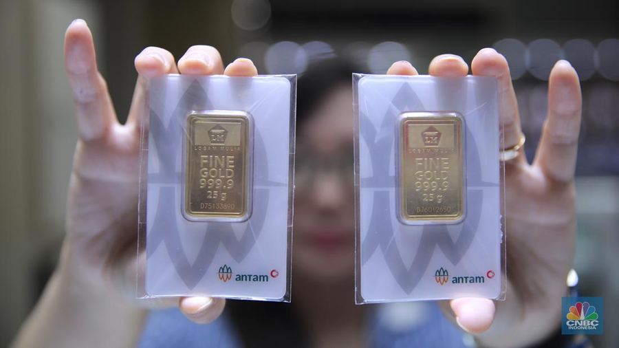 Suasana aktivitas jual beli emas dan perhiasan di Cikini Gold Center, Jakarta, Kamis (29/1/2026). (CNBC Indonesia/Faisal Rahman)