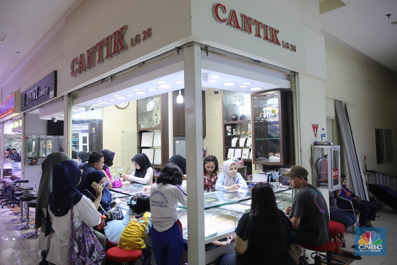 Suasana aktivitas jual beli emas dan perhiasan di Cikini Gold Center, Jakarta, Kamis (29/1/2026). (CNBC Indonesia/Faisal Rahman)