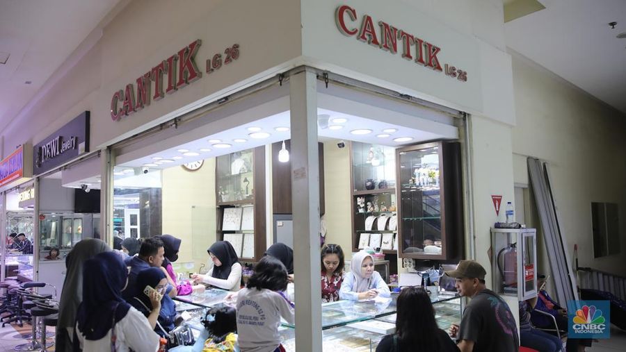 Suasana aktivitas jual beli emas dan perhiasan di Cikini Gold Center, Jakarta, Kamis (29/1/2026). (CNBC Indonesia/Faisal Rahman)