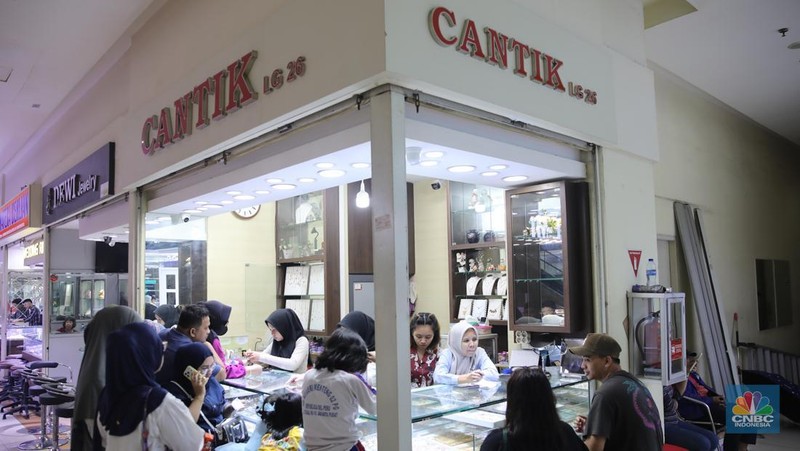 Suasana aktivitas jual beli emas dan perhiasan di Cikini Gold Center, Jakarta, Kamis (29/1/2026). (CNBC Indonesia/Faisal Rahman)