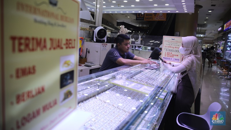 Suasana aktivitas jual beli emas dan perhiasan di Cikini Gold Center, Jakarta, Kamis (29/1/2026). (CNBC Indonesia/Faisal Rahman)