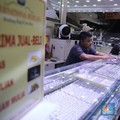 Suasana aktivitas jual beli emas dan perhiasan di Cikini Gold Center, Jakarta, Kamis (29/1/2026). (CNBC Indonesia/Faisal Rahman)