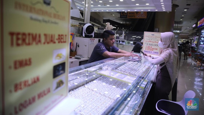 Suasana aktivitas jual beli emas dan perhiasan di Cikini Gold Center, Jakarta, Kamis (29/1/2026). (CNBC Indonesia/Faisal Rahman)