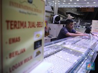 Suasana aktivitas jual beli emas dan perhiasan di Cikini Gold Center, Jakarta, Kamis (29/1/2026). (CNBC Indonesia/Faisal Rahman)