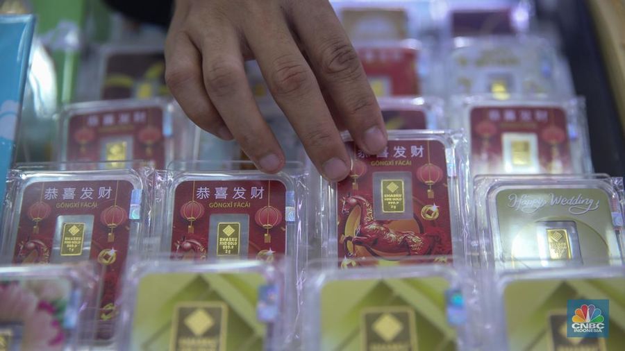 Suasana aktivitas jual beli emas dan perhiasan di Cikini Gold Center, Jakarta, Kamis (29/1/2026). (CNBC Indonesia/Faisal Rahman)