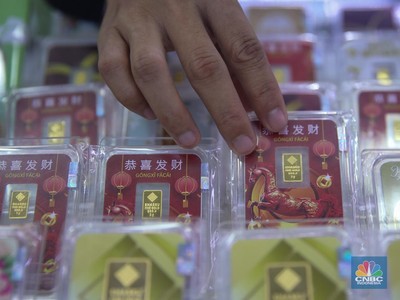 Suasana aktivitas jual beli emas dan perhiasan di Cikini Gold Center, Jakarta, Kamis (29/1/2026). (CNBC Indonesia/Faisal Rahman)