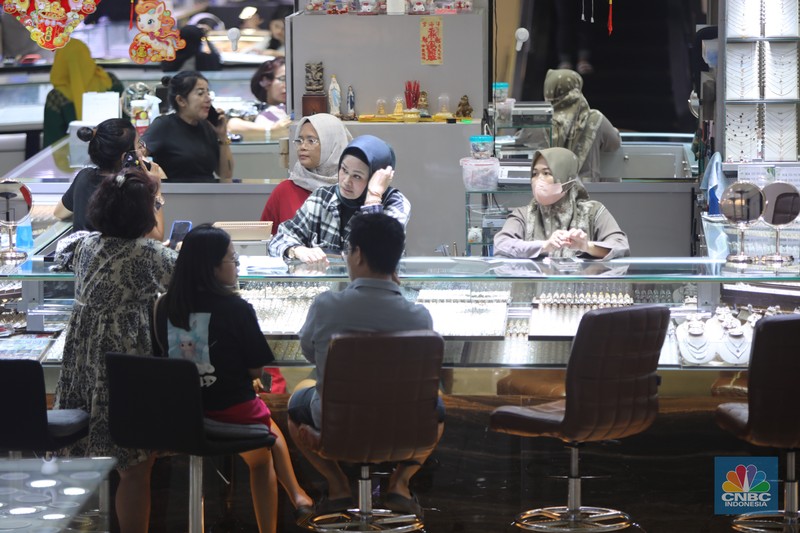 Suasana aktivitas jual beli emas dan perhiasan di Cikini Gold Center, Jakarta, Kamis (29/1/2026). (CNBC Indonesia/Faisal Rahman)