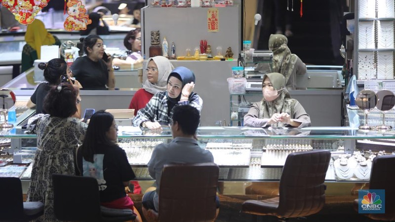 Suasana aktivitas jual beli emas dan perhiasan di Cikini Gold Center, Jakarta, Kamis (29/1/2026). (CNBC Indonesia/Faisal Rahman)