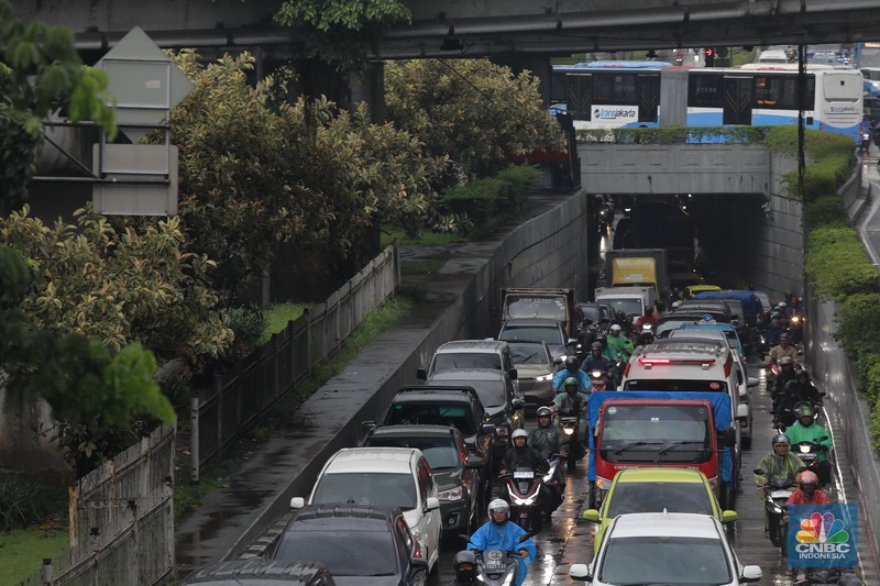 Suasana kepadatan kendaraan bermotor roda dua dan empat di DI Panjaitan Cawang, Jakarta Timur, Kamis (29/1/2026). (CNBC Indonesia/Muhammad Sabki)