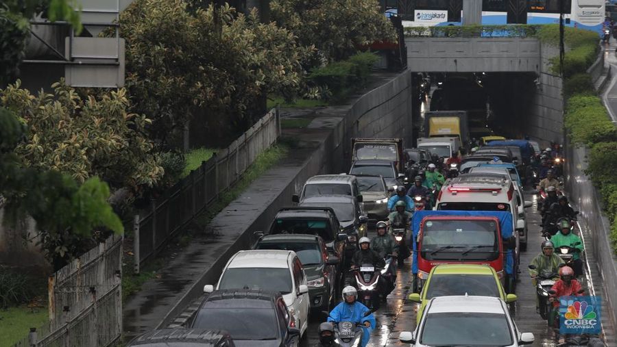 Suasana kepadatan kendaraan bermotor roda dua dan empat di DI Panjaitan Cawang, Jakarta Timur, Kamis (29/1/2026). (CNBC Indonesia/Muhammad Sabki)