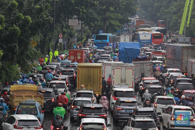Suasana kepadatan kendaraan bermotor roda dua dan empat di DI Panjaitan Cawang, Jakarta Timur, Kamis (29/1/2026). (CNBC Indonesia/Muhammad Sabki)