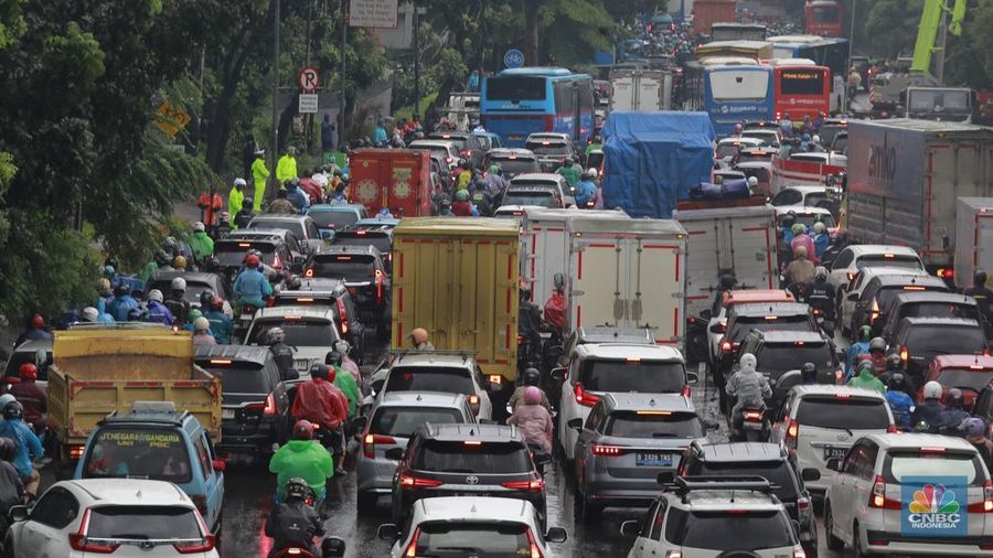 Suasana kepadatan kendaraan bermotor roda dua dan empat di DI Panjaitan Cawang, Jakarta Timur, Kamis (29/1/2026). (CNBC Indonesia/Muhammad Sabki)