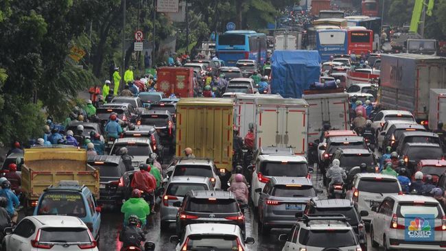 Hujan Deras Picu Genangan di Cawang, Lalu Lintas Macet Parah