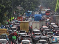 Hujan Deras Picu Genangan di Cawang, Lalu Lintas Macet Parah