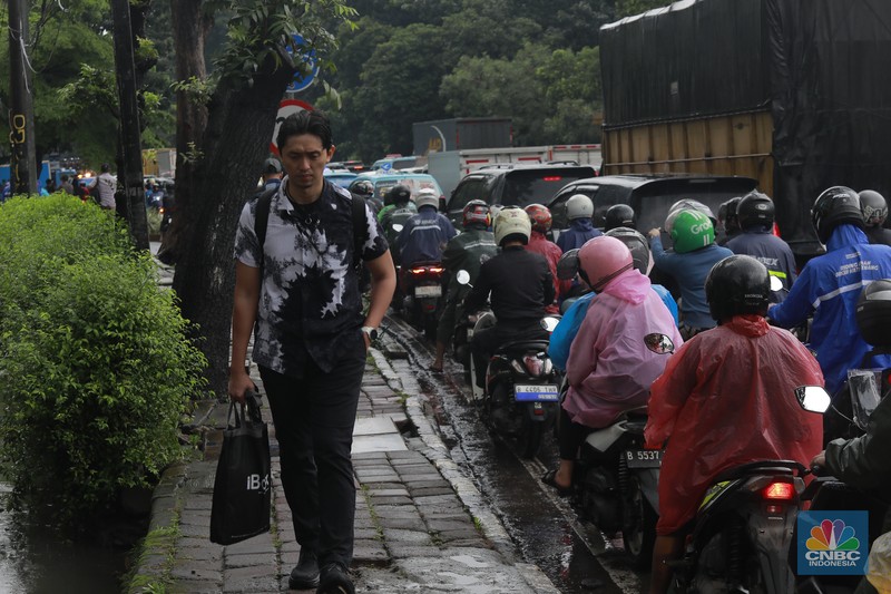 Suasana kepadatan kendaraan bermotor roda dua dan empat di DI Panjaitan Cawang, Jakarta Timur, Kamis (29/1/2026). (CNBC Indonesia/Muhammad Sabki)