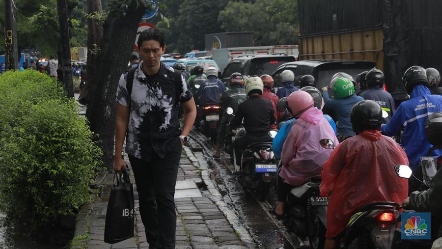 Suasana kepadatan kendaraan bermotor roda dua dan empat di DI Panjaitan Cawang, Jakarta Timur, Kamis (29/1/2026). (CNBC Indonesia/Muhammad Sabki)