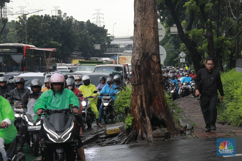 Suasana kepadatan kendaraan bermotor roda dua dan empat di DI Panjaitan Cawang, Jakarta Timur, Kamis (29/1/2026). (CNBC Indonesia/Muhammad Sabki)