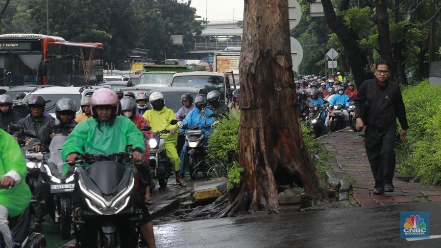Suasana kepadatan kendaraan bermotor roda dua dan empat di DI Panjaitan Cawang, Jakarta Timur, Kamis (29/1/2026). (CNBC Indonesia/Muhammad Sabki)