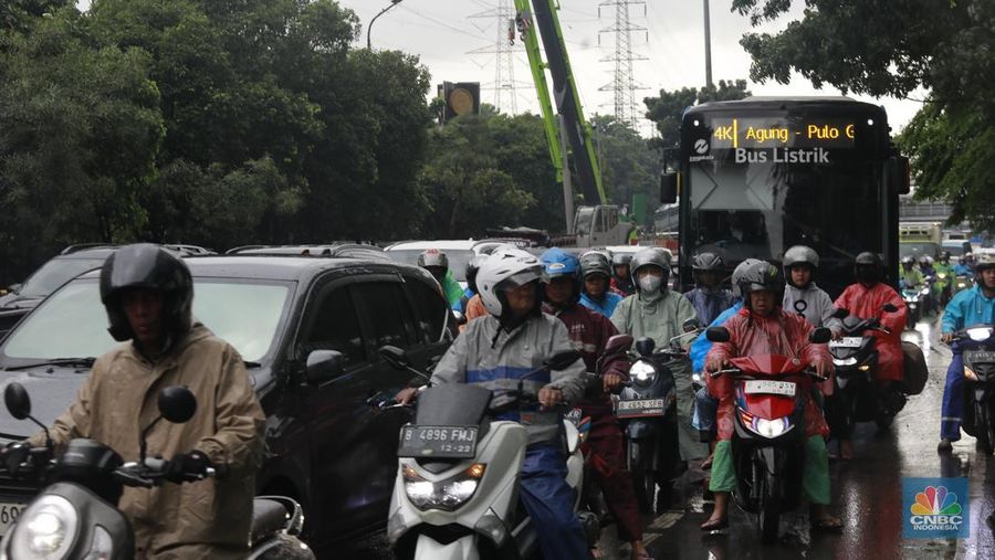 Suasana kepadatan kendaraan bermotor roda dua dan empat di DI Panjaitan Cawang, Jakarta Timur, Kamis (29/1/2026). (CNBC Indonesia/Muhammad Sabki)
