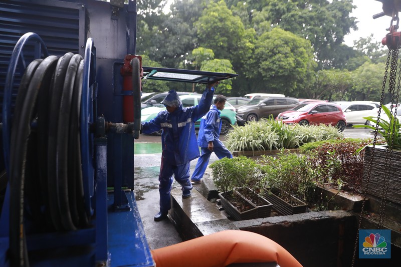 Suasana kepadatan kendaraan bermotor roda dua dan empat di DI Panjaitan Cawang, Jakarta Timur, Kamis (29/1/2026). (CNBC Indonesia/Muhammad Sabki)