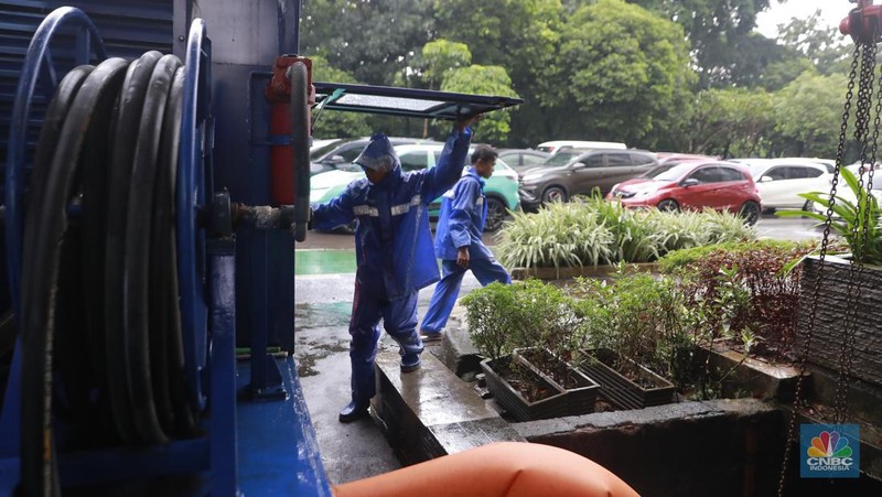 Suasana kepadatan kendaraan bermotor roda dua dan empat di DI Panjaitan Cawang, Jakarta Timur, Kamis (29/1/2026). (CNBC Indonesia/Muhammad Sabki)