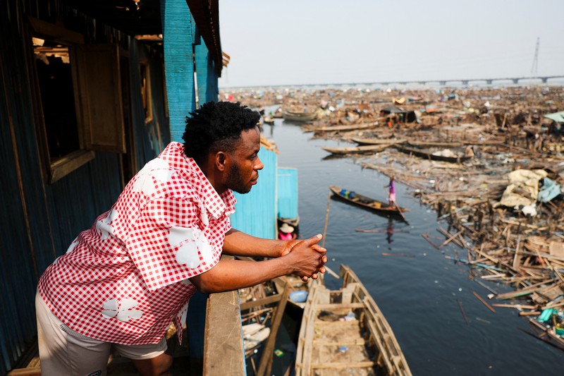Warga beristirahat di dalam tempat penampungan darurat sementara pihak berwenang membakar bangunan yang tersisa di komunitas tepi sungai Makoko di Lagos, Nigeria, 25 Januari 2026. (REUTERS/Sodiq Adelakun)
