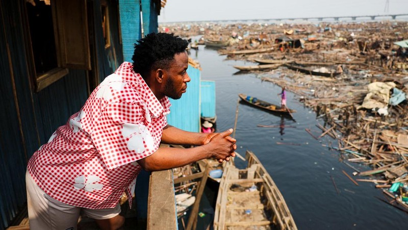 Warga beristirahat di dalam tempat penampungan darurat sementara pihak berwenang membakar bangunan yang tersisa di komunitas tepi sungai Makoko di Lagos, Nigeria, 25 Januari 2026. (REUTERS/Sodiq Adelakun)