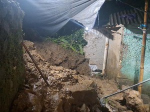 Tembok Penahan Tanah di bogor Longsor, Seorang Wanita Tewas Tertimbun