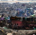 Warga beristirahat di dalam tempat penampungan darurat sementara pihak berwenang membakar bangunan yang tersisa di komunitas tepi sungai Makoko di Lagos, Nigeria, 25 Januari 2026. (REUTERS/Sodiq Adelakun)