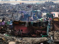Warga beristirahat di dalam tempat penampungan darurat sementara pihak berwenang membakar bangunan yang tersisa di komunitas tepi sungai Makoko di Lagos, Nigeria, 25 Januari 2026. (REUTERS/Sodiq Adelakun)