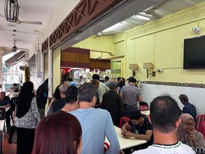H-2 Tutup, Warung Nasi Padang Tertua di Singapura Diantre Sejak Pagi!