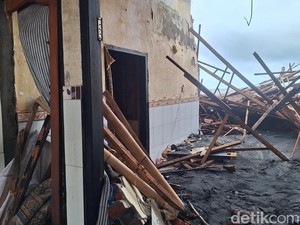 Banjir Rob Rusak 20 Rumah di Kampung Bugis Mataram