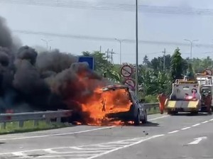 Mesin Meledak, Mobil Premium Rp 1,5 M Ludes Terbakar di Tol Gresik