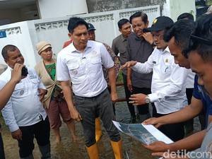 Lucky Hakim Temukan Penyebab Banjir di Indramayu