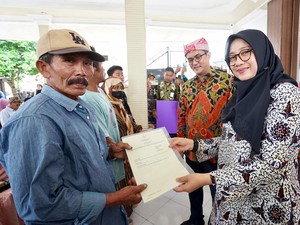 Bupati Ipuk Serahkan 186 Sertifikat Tanah untuk Nelayan Muncar Banyuwangi