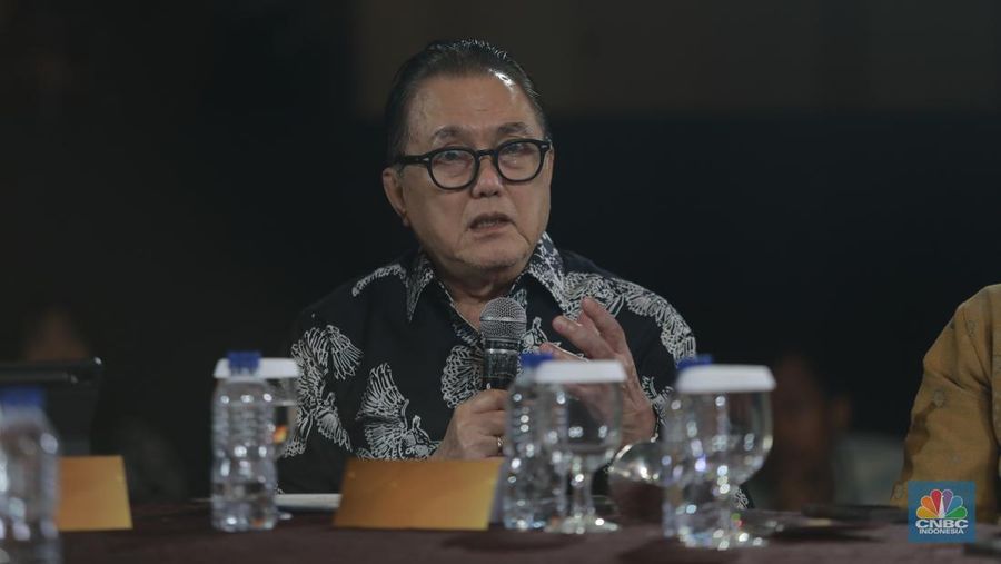 Chairman Indonesia Mining Institute, Irwandy Arif menyampaikan paparan dalam acara Gold Outlook 2026 di Menara Bank Mega, Jakarta, Jumat (30/1/2026). (CNBC Indonesia/Muhammad Sabki)