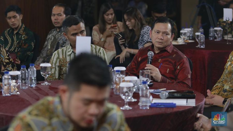 Deputi Bidang Koordinasi Energi & Sumber Daya Mineral Kementerian Koordinator Bidang Perekonomian, Elen Setiadi menyampaikan paparan dalam acara Gold Outlook 2026 di Menara Bank Mega, Jakarta, Jumat (30/1/2026). (CNBC Indonesia/Muhammad Sabki)