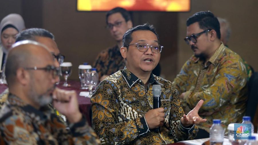Deputi Bidang Koordinasi Pengelolaan dan Pengembangan Usaha Badan Usaha Milik Negara Kementerian Koordinator Bidang Perekonomian, Ferry Irawan menyampaikan paparan dalam acara Gold Outlook 2026 di Menara Bank Mega, Jakarta, Jumat (30/1/2026). (CNBC I