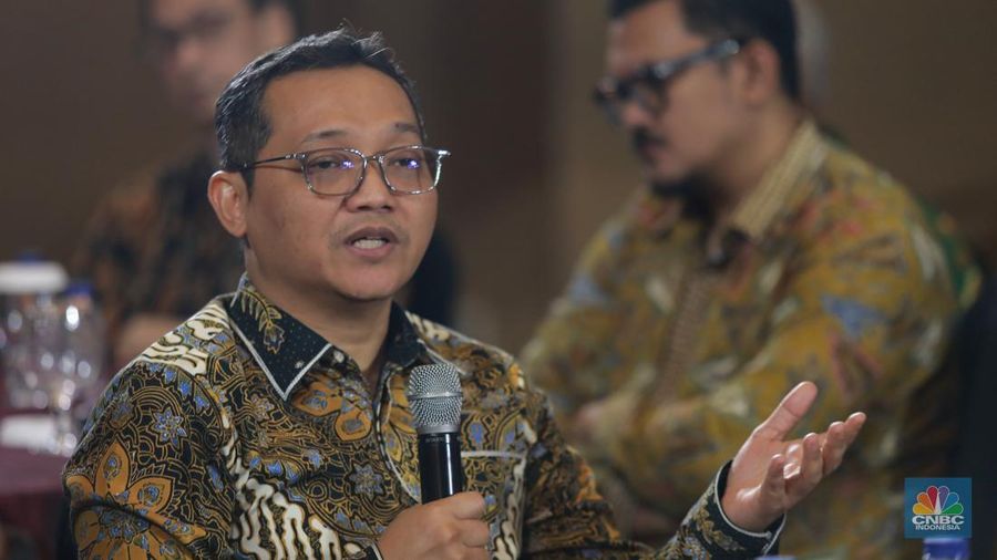 Deputi Bidang Koordinasi Pengelolaan dan Pengembangan Usaha Badan Usaha Milik Negara Kementerian Koordinator Bidang Perekonomian, Ferry Irawan menyampaikan paparan dalam acara Gold Outlook 2026 di Menara Bank Mega, Jakarta, Jumat (30/1/2026). (CNBC Indonesia/Muhammad Sabki)