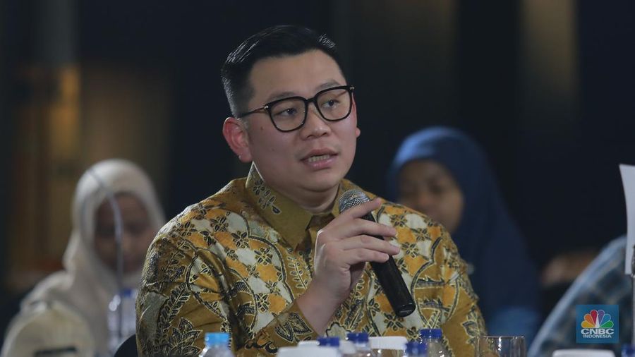 Direktur Komersial PT Aneka Tambang Tbk, Handi Sutanto menyampaikan paparan dalam acara Gold Outlook 2026 di Menara Bank Mega, Jakarta, Jumat (30/1/2026). (CNBC Indonesia/Muhammad Sabki)