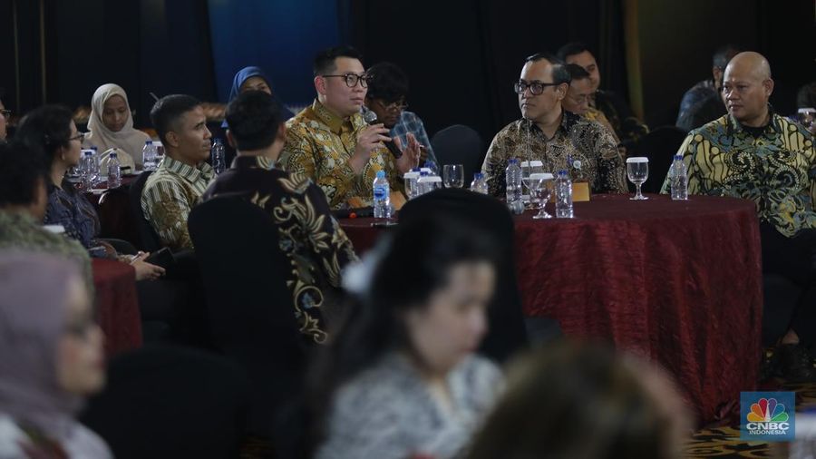 Direktur Komersial PT Aneka Tambang Tbk, Handi Sutanto menyampaikan paparan dalam acara Gold Outlook 2026 di Menara Bank Mega, Jakarta, Jumat (30/1/2026). (CNBC Indonesia/Muhammad Sabki)