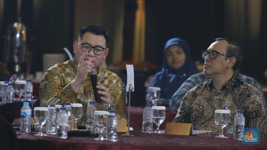 Direktur Komersial PT Aneka Tambang Tbk, Handi Sutanto menyampaikan paparan dalam acara Gold Outlook 2026 di Menara Bank Mega, Jakarta, Jumat (30/1/2026). (CNBC Indonesia/Muhammad Sabki)